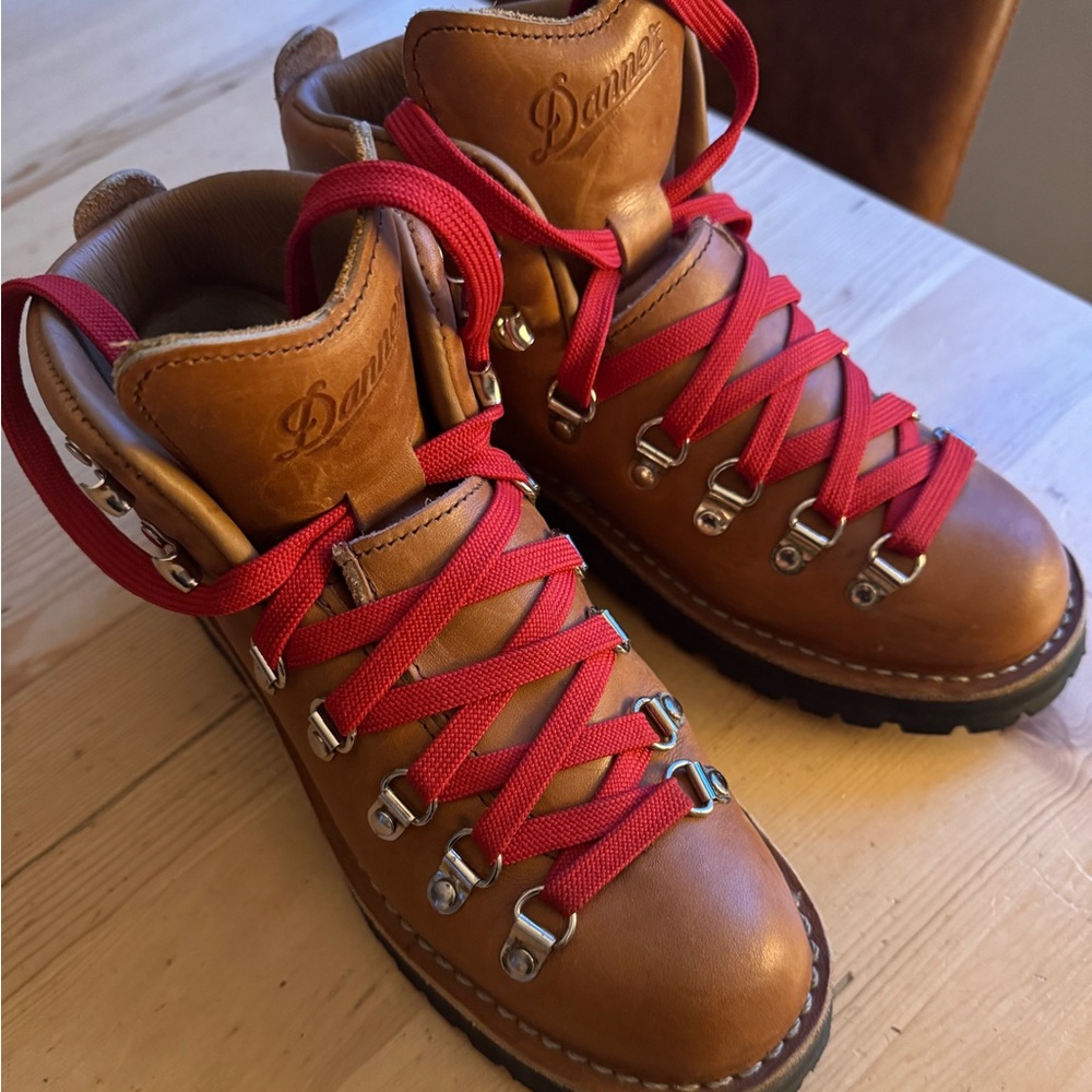 Danner Cascade. Excellent. Size 8. True to size.